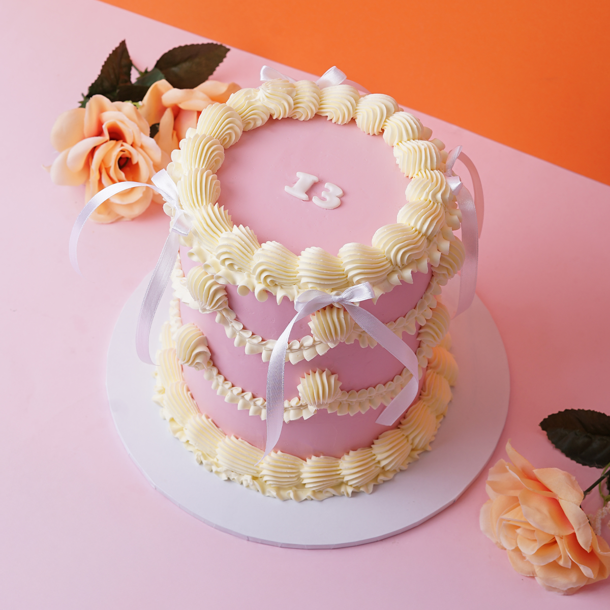 Eggless Vintage Round Cake