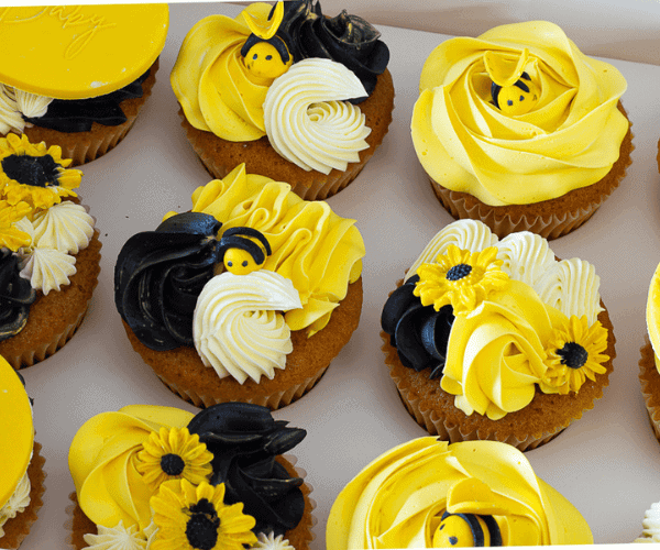 6 Bee theme cupcakes