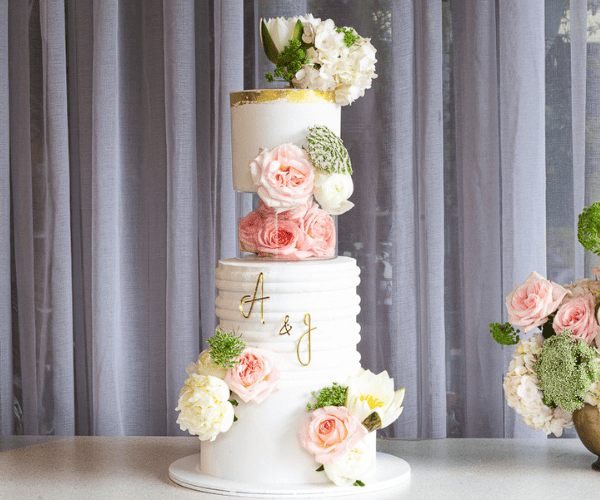 Three-Tiered Autumn Fresh Roses Wedding Cake – Honeypeachsg Bakery